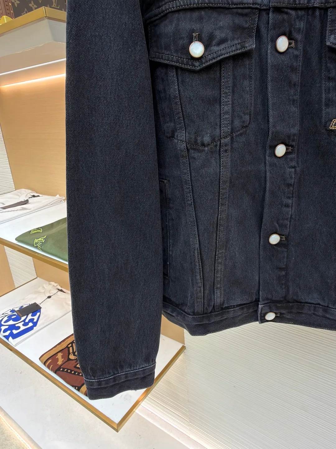 LOUIS VUITTON sand-washed embroidered denim jacket ●Original version: purchased and developed by 16217 ●Item number: 1681019-B55 ●Fabric: denim fabric ●Technology: washed embroidery production ●Version: fitted version ●Weight: about 1055 grams ●Size: 46-48-50-52 ●Description: Made of high-quality cow fabric, with clear and crisp texture, good wear resistance and breathability, comfortable and durable to wear; the brand logo embroidery on the chest adopts precise embroidery technology, the embroidery thread is full and tough, the stitches are fine and even, and the pattern outline is clear and three-dimensional; metal buttons and rivets It is made of high-quality hardware material, and the surface has been finely polished and plated. The color is bright and not easy to oxidize and fall off, and the combination with the denim fabric is strong and reliable; the jacket has a classic and elegant lapel shape, neat and smooth tailoring, which fits the body shape without losing a sense of leisure; the high-waist design firmly locks the waistline, instantly optimizing the body proportions and modifying the leg shape. The overall wiring is straight and delicate, the fabric is comfortable and soft, and the color is consistent without color difference. It can be matched with the same style to create a fashionable look and control various occasions. Customized accessories, complete with three standards, same style for men and women!